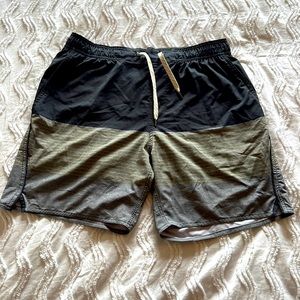 Vuori Shorts - Large